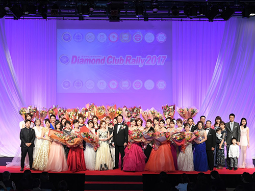 あいさつする新川紗敏代表